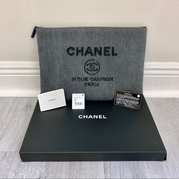 CHANEL Handbags - NWT CHANEL “Deauville” clutch